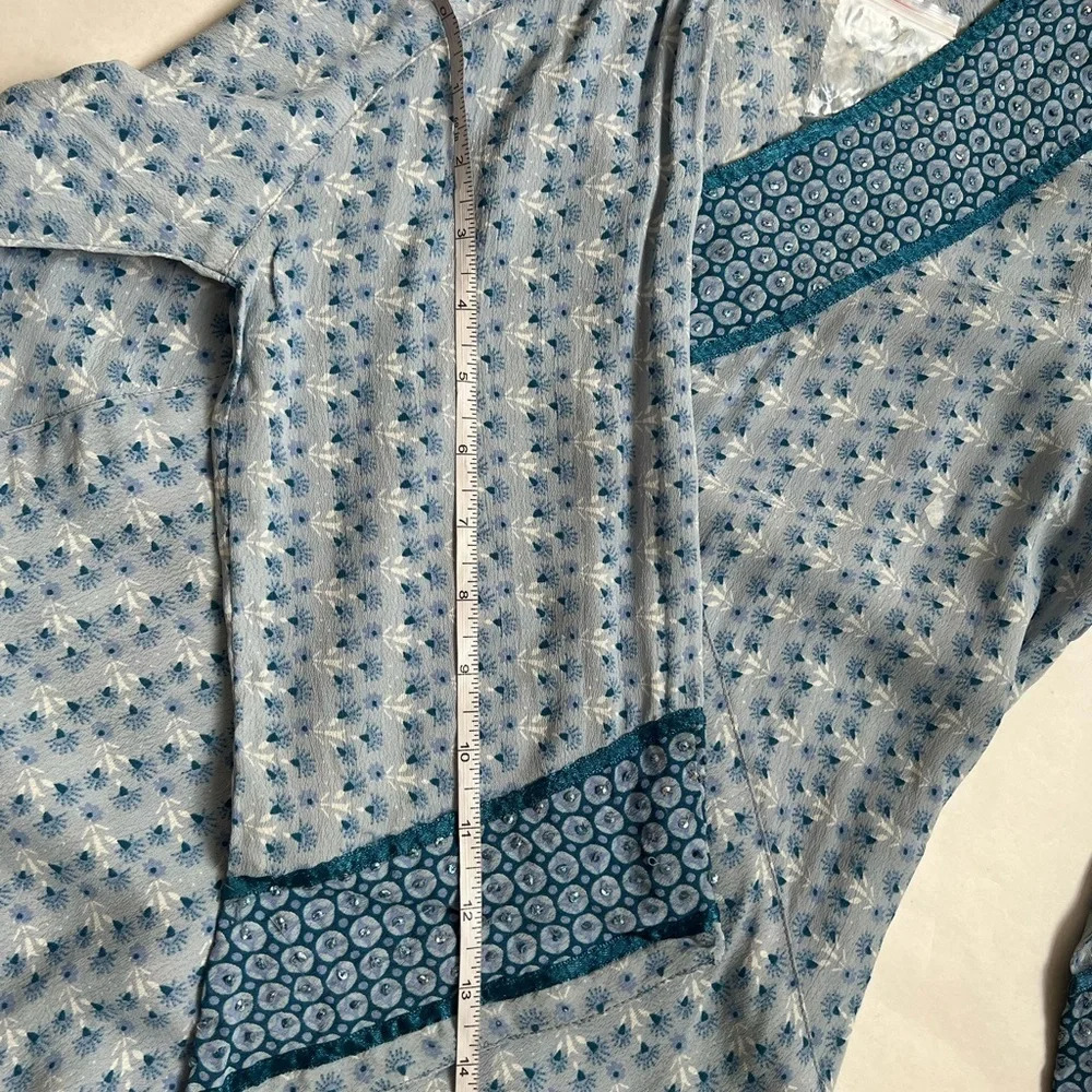 Angeligne Light Blue Sequined V- Neck 3/4 Sleeve Blouse Womens M NWOT - Picture 5 of 9